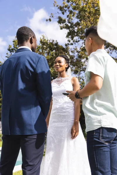 Gelukkige Diverse Mannelijke Ambtenaar Bruid Bruidegom Buiten Bruiloft Zonnige Tuin — Stockfoto