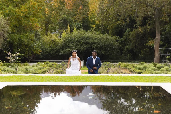 Счастливые Африканские Американская Невеста Жених День Свадьбы Ходить Вместе Саду — стоковое фото