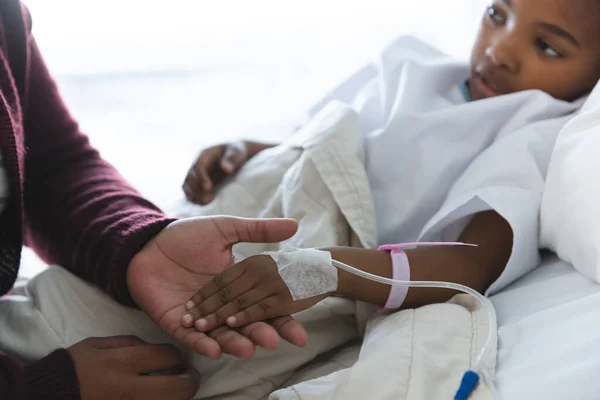 Paciente Afro Americana Deitada Cama Mãos Dadas Com Mãe Quarto — Fotografia de Stock