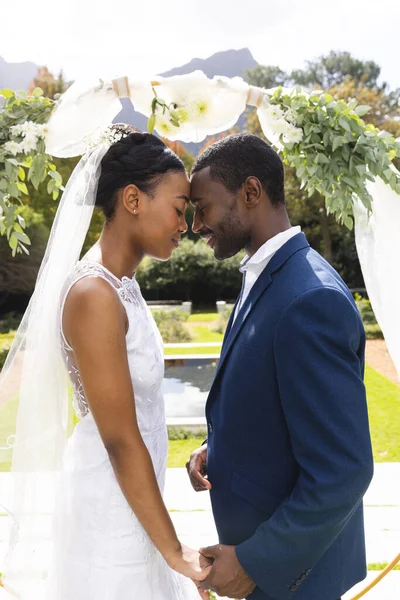 Glad Afrikansk Brud Och Brudgum Vidröra Huvuden Hålla Hand Bröllop — Stockfoto