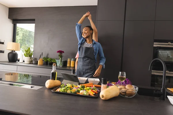 Glada Skiftande Par Förkläden Förbereder Måltid Kul Dans Köket Mat — Stockfoto