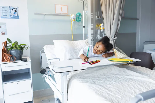 Paciente Afro Americana Deitada Cama Colorir Quarto Hospital Espaço Cópia — Fotografia de Stock