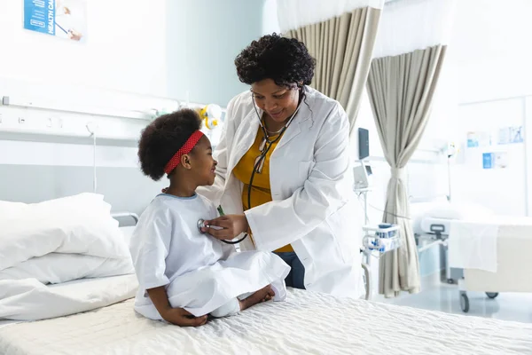 Doctora Afroamericana Examinando Una Paciente Usando Estetoscopio Hospital Hospital Medicina —  Fotos de Stock