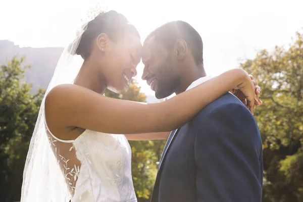 Feliz Novia Afroamericana Novio Abrazándose Boda Jardín Soleado Matrimonio Romance —  Fotos de Stock