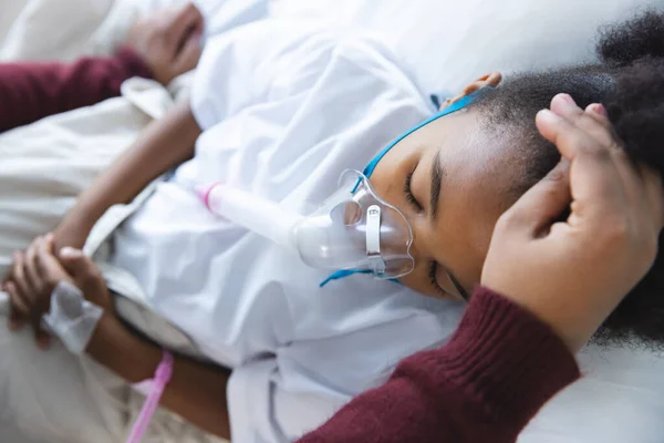 Oksijen Maskesiyle Yatakta Yatan Afrikalı Amerikalı Bir Hasta Annesi Hastanede — Stok fotoğraf