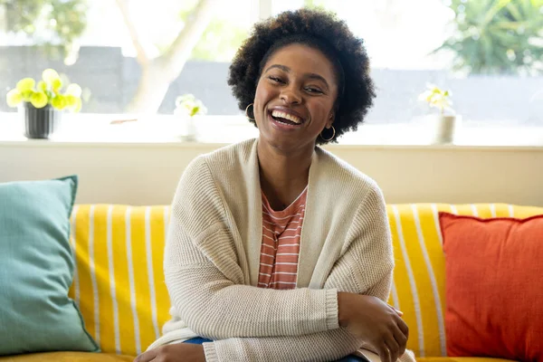 ハッピープラスサイズのアフリカ系アメリカ人女性が自宅でビデオ通話をする ライフスタイル コミュニケーション 家庭生活 変わらない — ストック写真