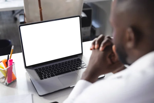 Empresário Ocasional Afro Americano Ocupado Usando Laptop Com Espaço Cópia — Fotografia de Stock