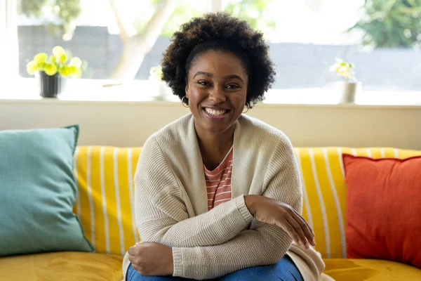 Щасливий Плюс Розмір Афроамериканської Жінки Робить Відеодзвінок Вдома Спосіб Життя — стокове фото