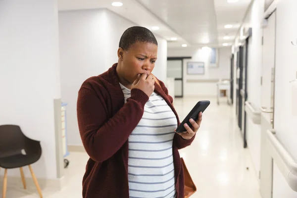 Ανησυχούσε Αφρικάνικη Αμερικανίδα Ασθενής Που Χρησιμοποιούσε Smartphone Στην Αίθουσα Αναμονής — Φωτογραφία Αρχείου