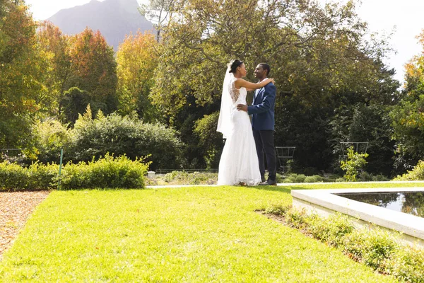 Noiva Americana Africana Feliz Noivo Abraçando Casamento Jardim Ensolarado Espaço — Fotografia de Stock