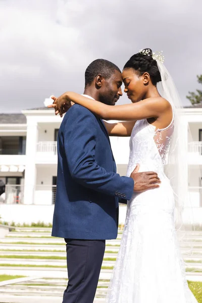 Gelukkige Afrikaanse Amerikaanse Bruid Bruidegom Omhelzen Voorkant Van Huis Zonnige — Stockfoto