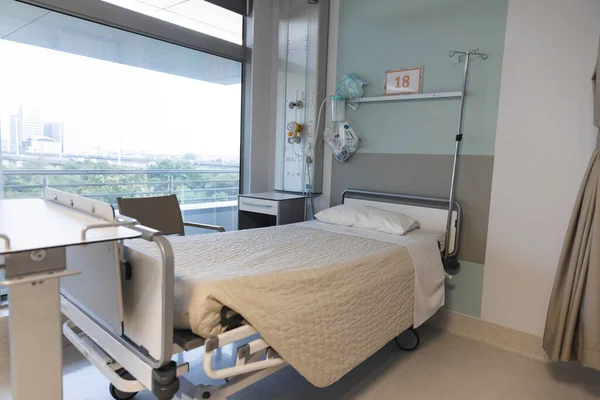 Ogólny Widok Pokoju Pacjenta Łóżkiem Sprzętem Medycznym Oknem Szpitalu Szpital — Zdjęcie stockowe