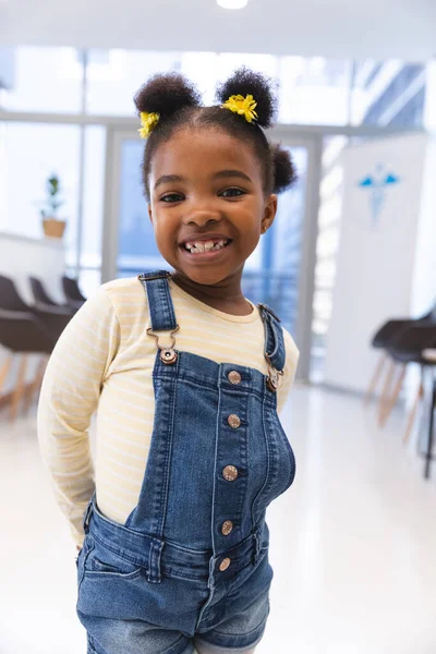 病院で待合室にいるアフリカ系アメリカ人少女の幸せな写真 小児期 医学および医療 変更されていない — ストック写真