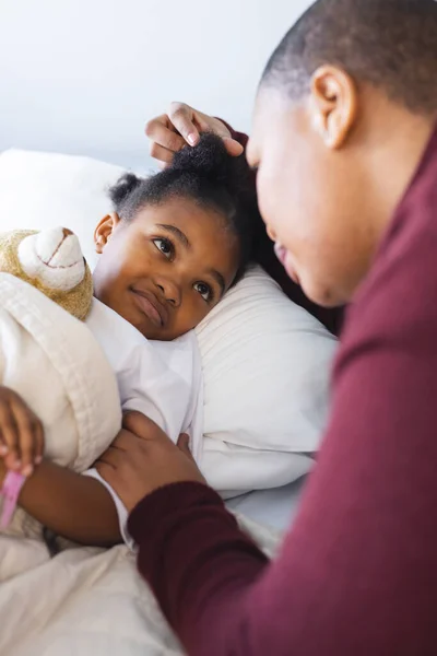 Αφρο Αμερικανίδα Ασθενής Ξαπλωμένη Στο Κρεβάτι Μητέρα Της Στο Δωμάτιο — Φωτογραφία Αρχείου