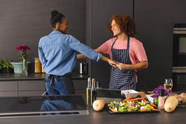 Glada Skiftande Par Förkläden Förbereder Måltid Kul Dans Köket Mat — Stockfoto