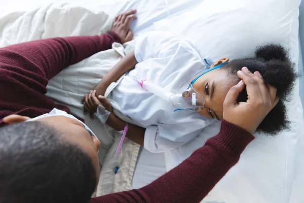 Афроамериканська Дівчина Пацієнт Лежить Ліжку Кисневою Маскою Матір Лікарні Лікарня — стокове фото