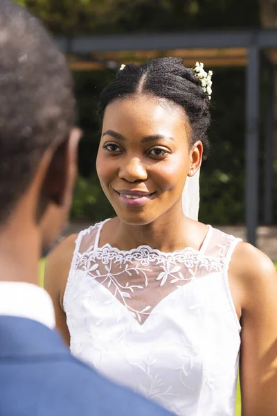 Lachende Afrikaanse Amerikaanse Bruid Met Bruidegom Bij Huwelijksceremonie Zonnige Tuin — Stockfoto