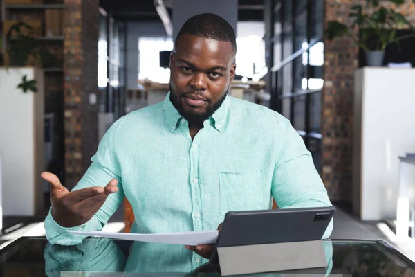 Portrait Focused African American Casual Businessman Having Video Call Explaining — Stock Photo, Image