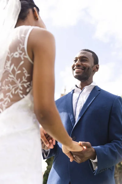 Χαρούμενη Αφροαμερικάνα Νύφη Και Γαμπρός Που Κρατιούνται Χέρι Χέρι Στην — Φωτογραφία Αρχείου