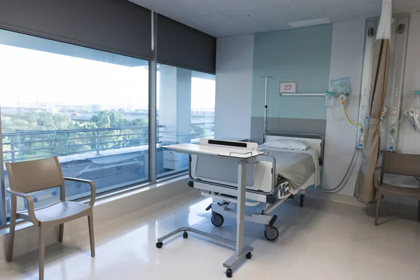 Hastanenin Hasta Odası Yatağı Tıbbi Ekipmanları Pencereleri Genel Olarak Görülüyor — Stok fotoğraf