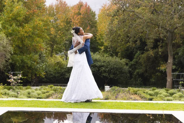 Glückliche Afrikanisch Amerikanische Braut Und Bräutigam Umarmen Sich Hochzeitstag Sonnigen — Stockfoto