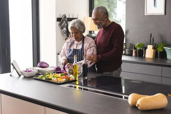 Felice Coppia Anziani Biracial Preparare Verdure Abbracciare Cucina Casa Stile — Foto Stock