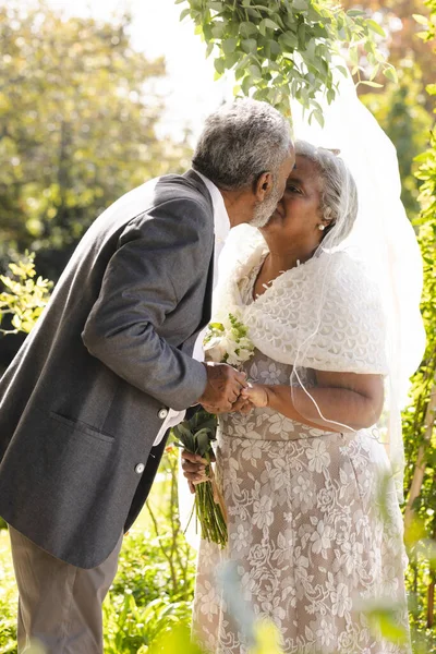 Felice Anziano Biennale Sposa Sposo Baciare Alla Cerimonia Nozze Giardino — Foto Stock