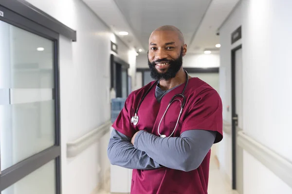 Πορτρέτο Ενός Χαρούμενου Αφροαμερικανού Γιατρού Που Φοράει Κόκκινη Ποδιά Στο — Φωτογραφία Αρχείου