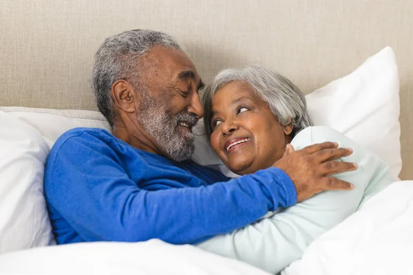 Щаслива Старша Подружня Пара Лежить Ліжку Приймає Вдома Старший Спосіб — стокове фото