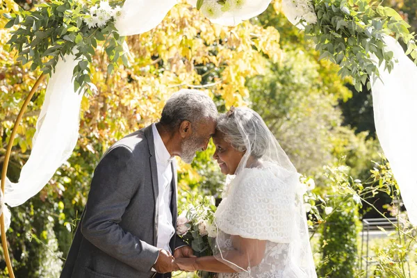 Noiva Biracial Sênior Feliz Noivo Durante Cerimônia Casamento Jardim Ensolarado — Fotografia de Stock