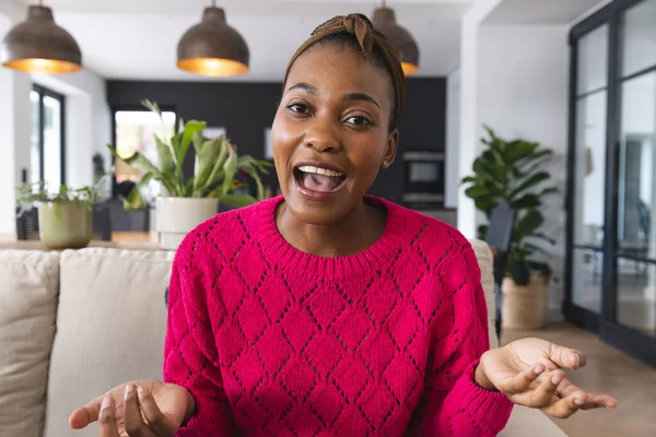 Mulher Afro Americana Feliz Vídeo Chamada Sofá Conversando Gesticulando Sala — Fotografia de Stock