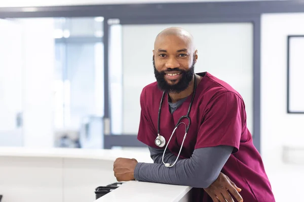 Retrato Feliz Médico Afro Americano Vestindo Esfoliação Recepção Hospital Hospital — Fotografia de Stock
