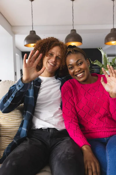 Šťastný Různorodý Pár Videohovory Gauči Spolu Mávají Usmívají Obývacím Pokoji — Stock fotografie