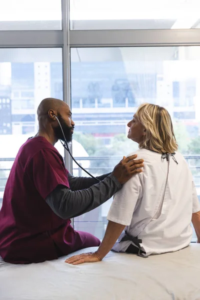 Médico Afro Americano Sexo Masculino Examinando Paciente Caucasiano Sexo Feminino — Fotografia de Stock