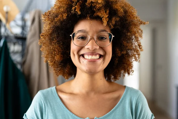 Retrato Mujer Birracial Feliz Con Pelo Rizado Gafas Casa Vida —  Fotos de Stock