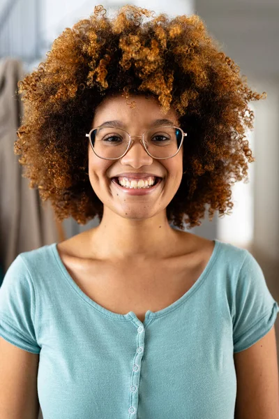 Porträtt Lycklig Biracial Kvinna Med Lockigt Hår Och Glasögon Hemma — Stockfoto