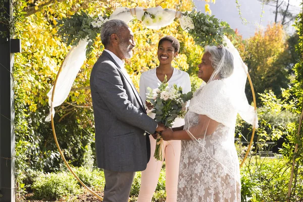Feliz Matrimonio Birracial Femenino Oficiante Pareja Mayor Durante Boda Jardín —  Fotos de Stock