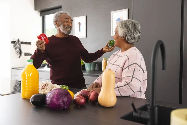 快乐的老夫妇在家里的厨房里打开一袋袋袋的蔬菜 老年生活方式 购物和家庭生活 — 图库照片