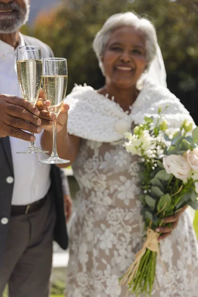 Buon Compleanno Sposa Sposo Che Beve Champagne Brindisi Giardino Cerimonia — Foto Stock