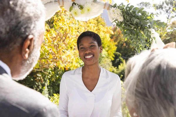 Feliz Matrimonio Birracial Femenino Oficiante Pareja Mayor Durante Boda Jardín —  Fotos de Stock