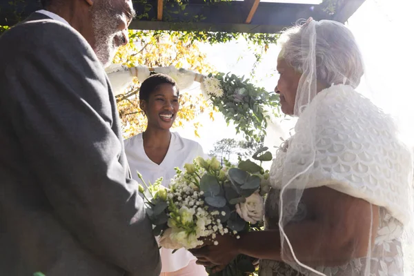 Felice Matrimonio Bilaterale Femminile Officiante Con Coppia Anziana Durante Cerimonia — Foto Stock