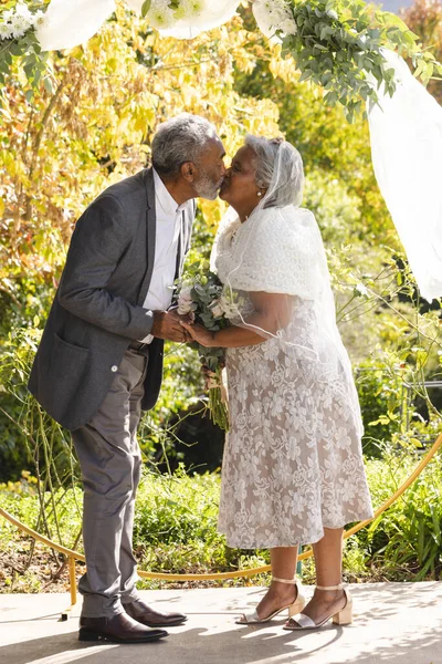 Glad Senior Biracial Brud Och Brudgum Kyssas Vid Bröllopsceremoni Solig — Stockfoto