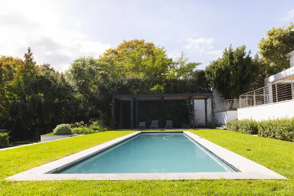 晴れた日のモダンハウスの家の庭の大きいプールの一般的な眺め 庭のデザイン 豪華さと建築 — ストック写真