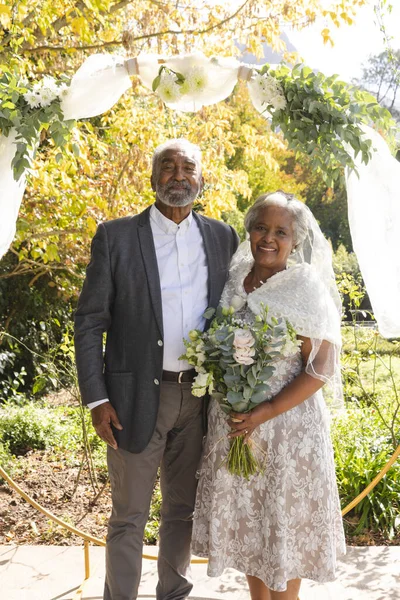 Porträt Eines Glücklichen Senior Brautpaares Bei Einer Sonnigen Hochzeitszeremonie Freien — Stockfoto