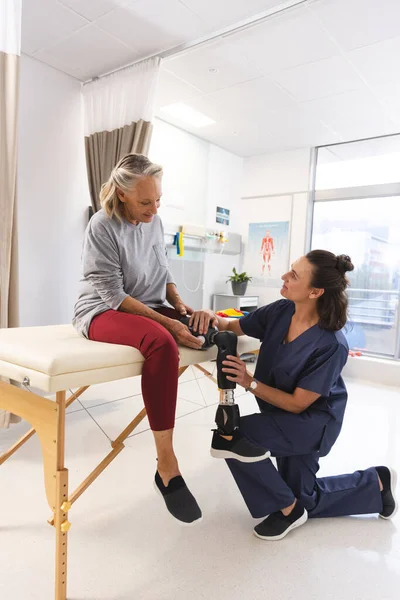 Kaukasische Physiotherapeutin Und Seniorin Mit Beinprothesen Krankenhaus Krankenhaus Invalidität Physiotherapie — Stockfoto