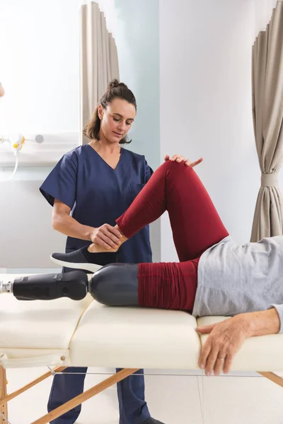 Caucasian Female Physiotherapist Senior Woman Artificial Leg Stretching Hospital Hospital — Stock Photo, Image