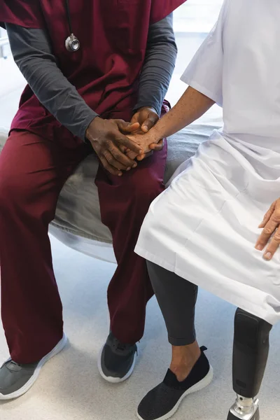Střední Část Starší Kavkazské Pacientky Protetickou Nohou Afroamerickým Mužským Lékařem — Stock fotografie