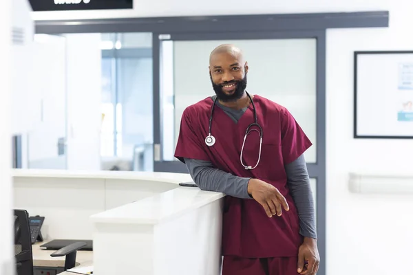 一位快乐的非洲裔美国男医生在医院接待处穿着洗涤剂的画像 医疗和保健 未加改动 — 图库照片