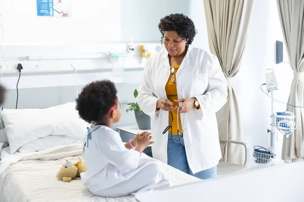 Doctora Afroamericana Examinando Una Paciente Usando Estetoscopio Hospital Hospital Medicina — Foto de Stock