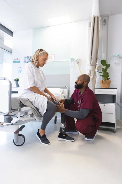 Afroameričtí Lékaři Vyšetřují Starší Bělošku Protetickou Nohou Nemocnice Zdravotní Postižení — Stock fotografie